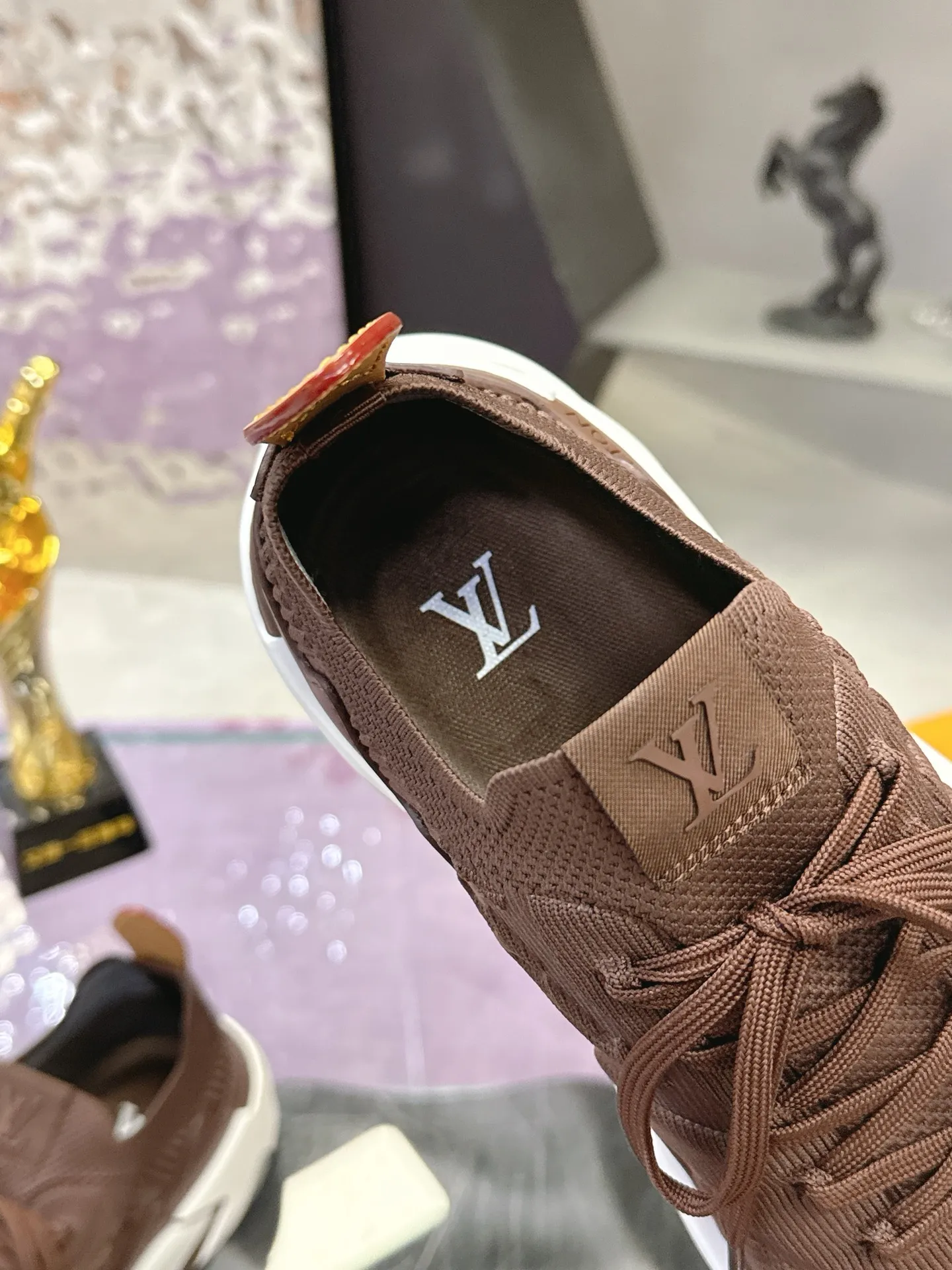 Men's men's shoes: 660💰 LV Louis Vuitton L Jialu brand Runner Tatic series thick-soled casual sports shoes running shoes original purchase development and production This LV Runner Tatic sports shoe is blended with fly woven fabric material to interpret the inspiration of traditional mountaineering shoes. The LV letters are written on one side, the Louis Vuitton logo, and the light and wear-resistant rubber outsole complete the whole package. The delivery counter is exquisitely packaged🛍📦 ▪️Fabrics: Original imported custom fly-knit fabric ▪️Inner lining: Original custom-made breathable mesh ▪️Sole: Original molded anti-slip rubber combination material ▪️Sole thickness: 4CM ▪️Size: Men's 39-45